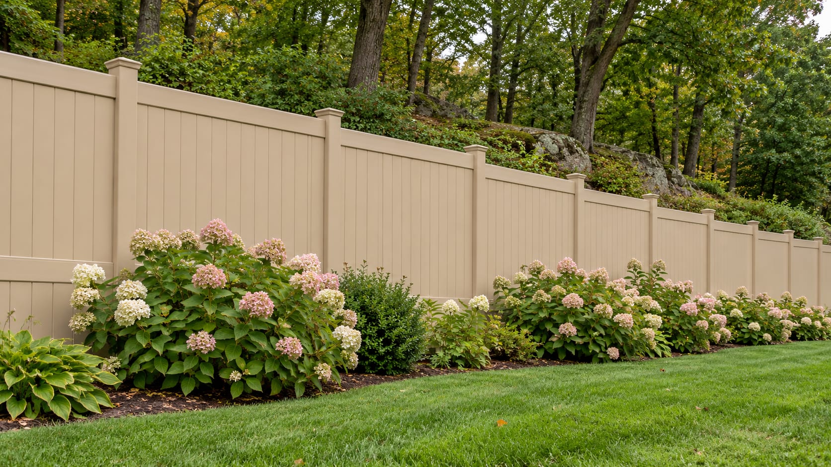 Wood vs Vinyl Fence: Cost, Upkeep and Lifespan in Connecticut